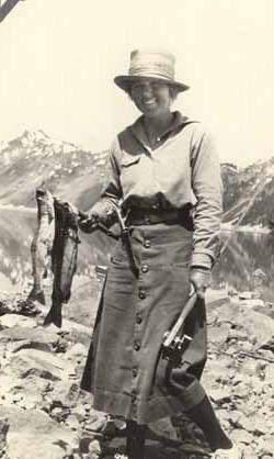 埃莉诺·“诺拉”·索尔顿斯托尔抱着鱼在山上拍照